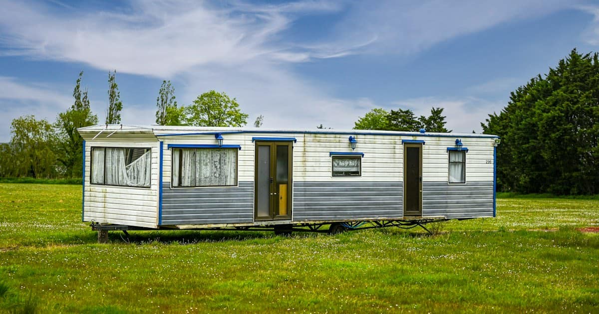 Una casa móvil en un campo de pasto