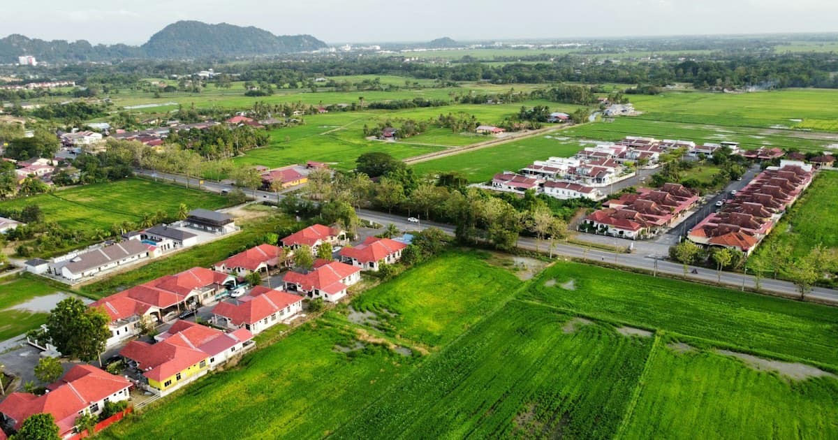 Vista aérea de campos verdes con casas mostrando diferentes usos de suelo